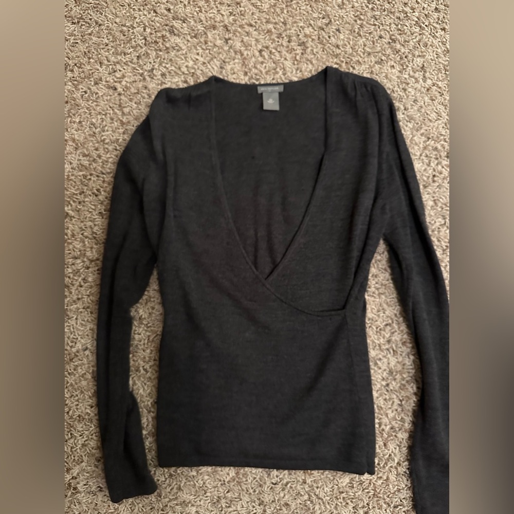 Ann Taylor Gray long sleeved V-neck sweater in size extra-small. Wore only once
